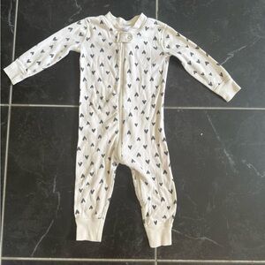 Hanna Andersson Cream and Black Heart Zip-Up Footie (18-24 Months)